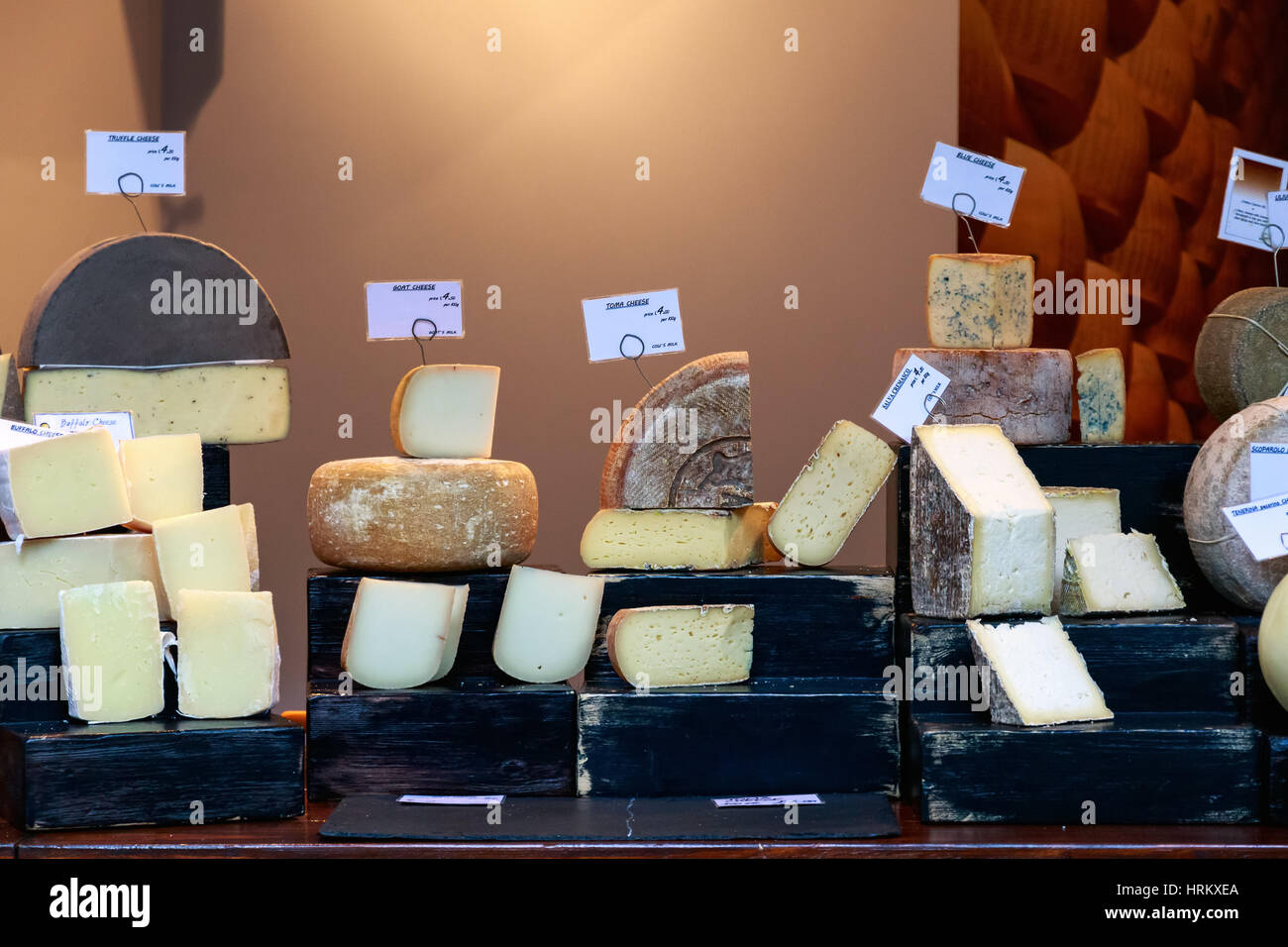 La varietà di formaggi in esposizione al mercato di Borough di Londra Foto Stock