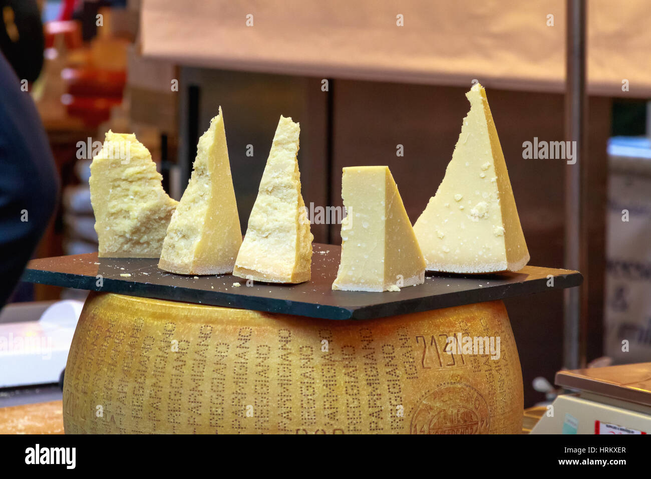 La varietà di formaggi in esposizione al mercato di Borough di Londra Foto Stock
