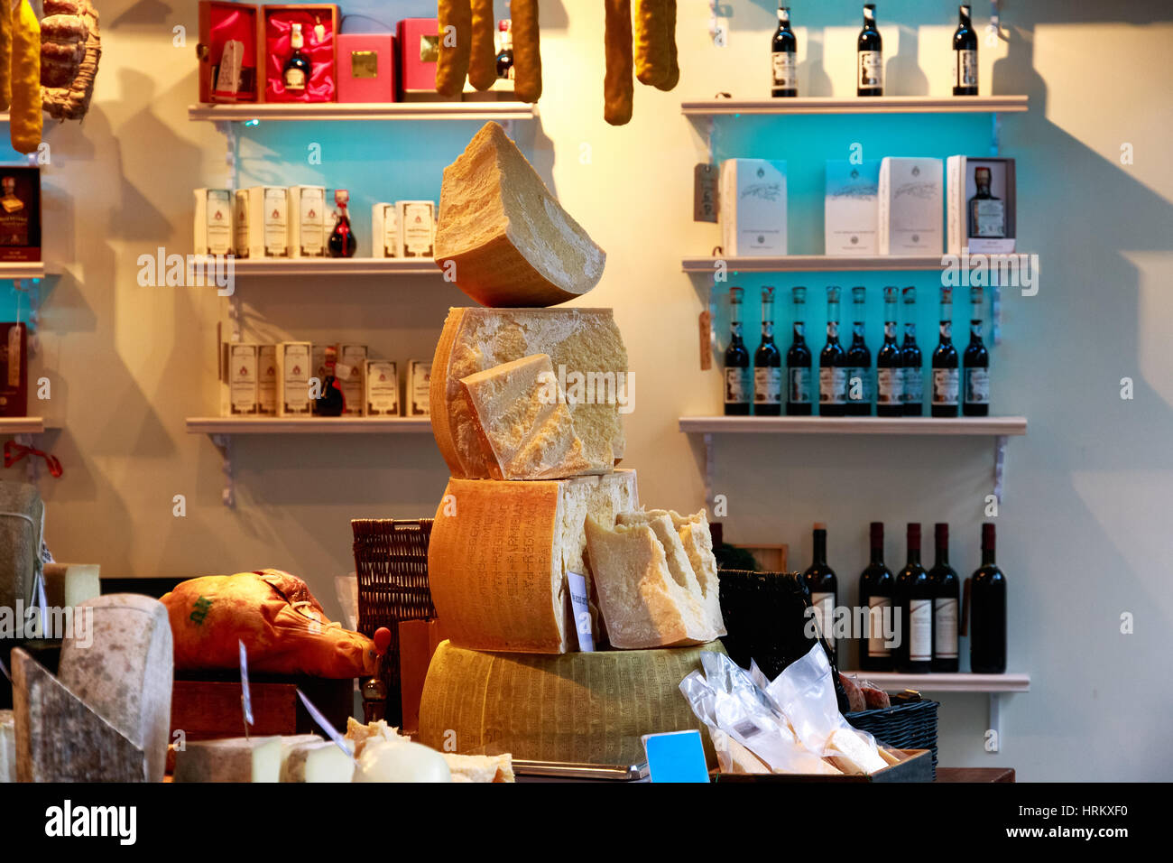 La varietà di formaggi in esposizione al mercato di Borough di Londra Foto Stock