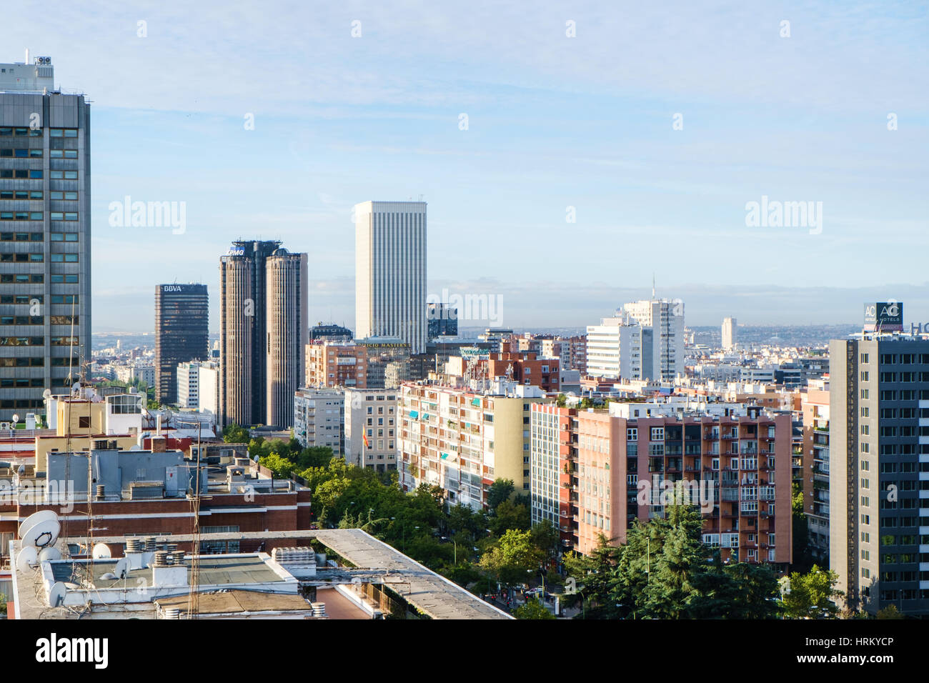 Panoramica di Madrid arial vista dal tetto alla giornata di sole Foto Stock