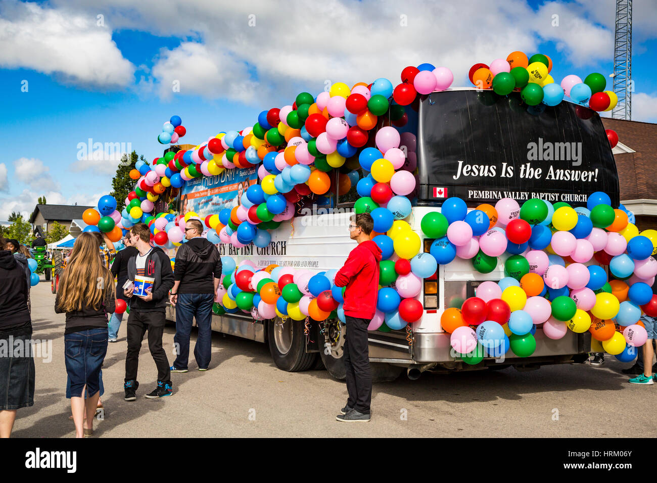 La Valle di Pembina chiesa battista di autobus nel 2016 Prugna Fest parade di prugna coulee, Manitoba, Canada. Foto Stock