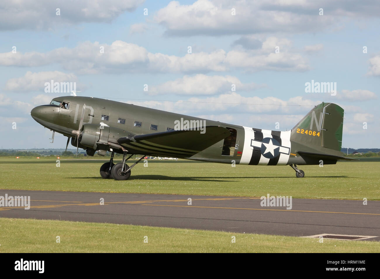 Uno di noi due in base DC-3/C-47s troppo hanno reso il viaggio in Europa nel 2014 per il settantesimo anniversario dello sbarco in Normandia. Il rullaggio qui a Duxford. Foto Stock