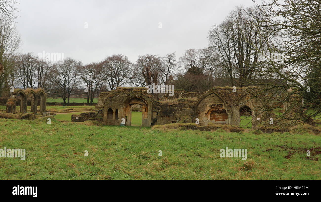 Abbazia di Hailes rovine su un giorno nuvoloso, Cotswold way, England, Regno Unito Foto Stock