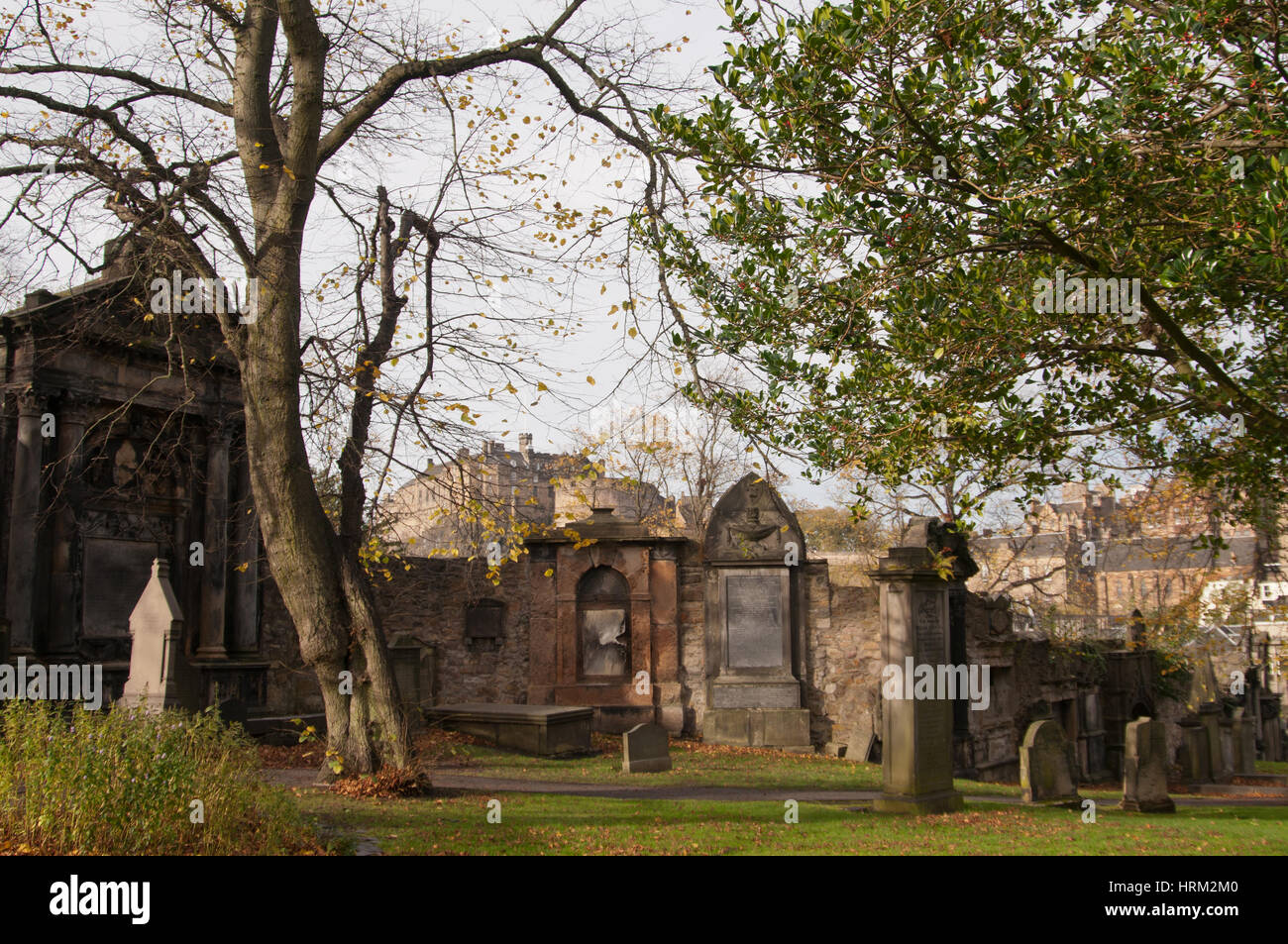 Greyfriars Kirkyard guardando verso il Castello di Edimburgo Foto Stock