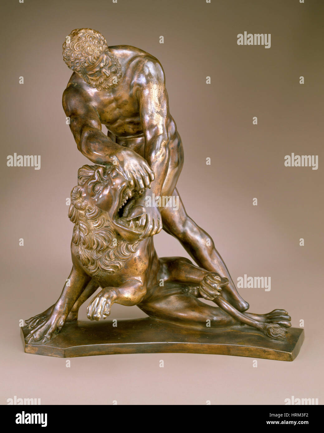 Una scultura in bronzo di Ercole e il leone nemeo Foto Stock