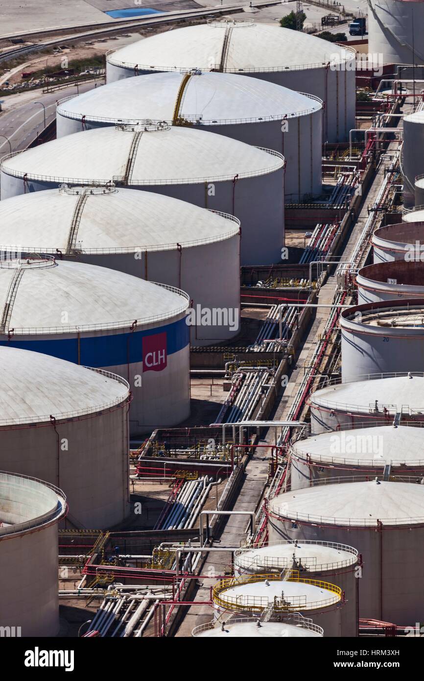 L'olio impianto di stoccaggio nel porto di Barcellona, visto dalla collina di Montjuic, Barcellona, Cataluna, Spagna. Foto Stock