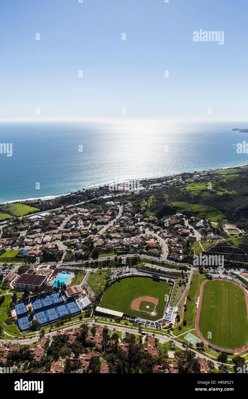 Vista aerea di case, strade, campi a sfera e oceano pacifico orizzonte in Malibu, California. Foto Stock