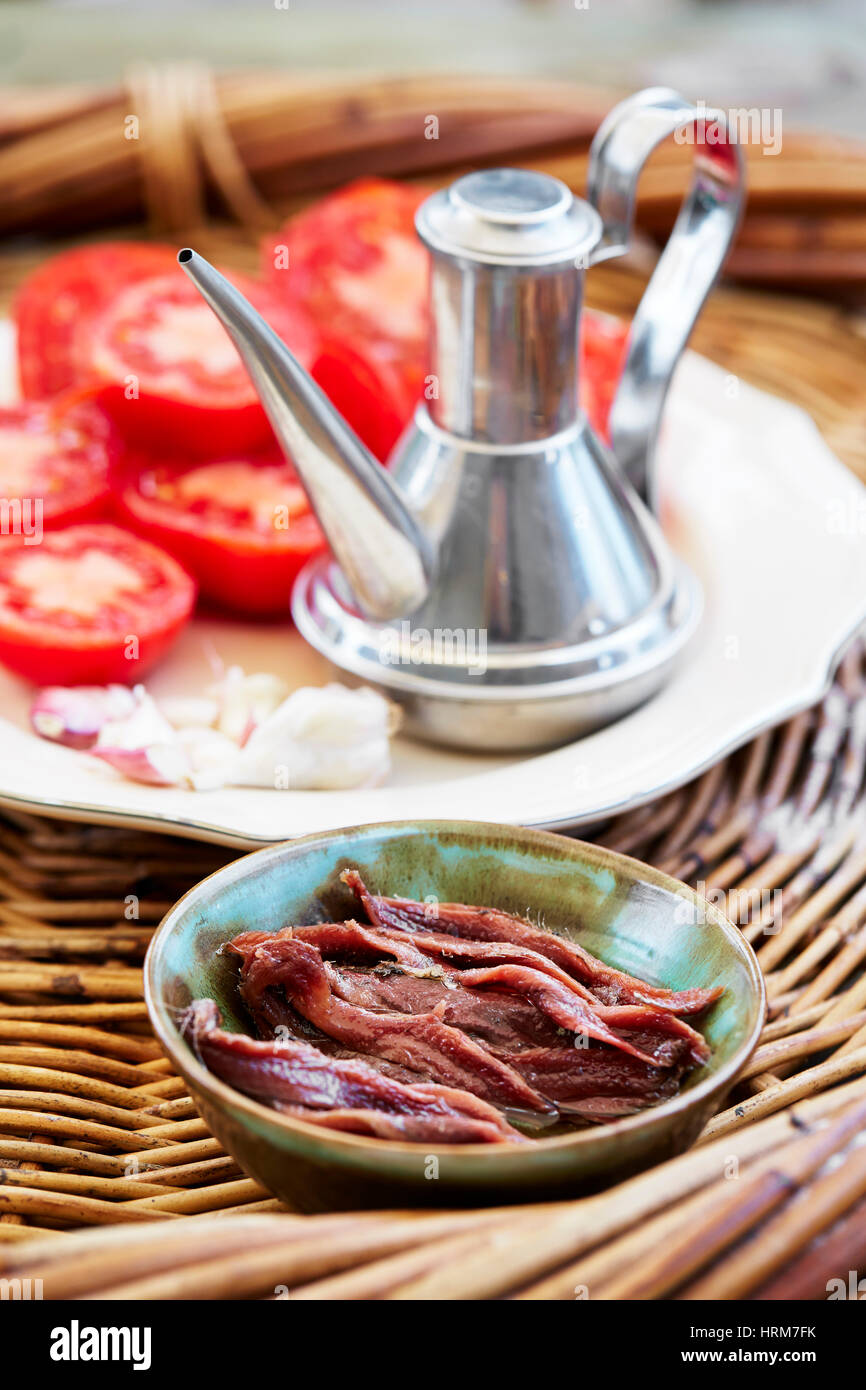 Pomodoro aglio, acciughe e olio di oliva ingredienti spagnoli Foto Stock
