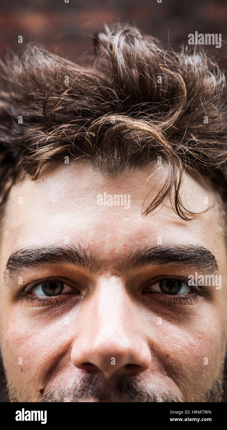 Un primo piano il ritratto di una giovane con un po' di capelli dishelveled. Foto Stock Un primo piano il ritratto di una giovane con un po' di capelli dishelveled. Foto Stock