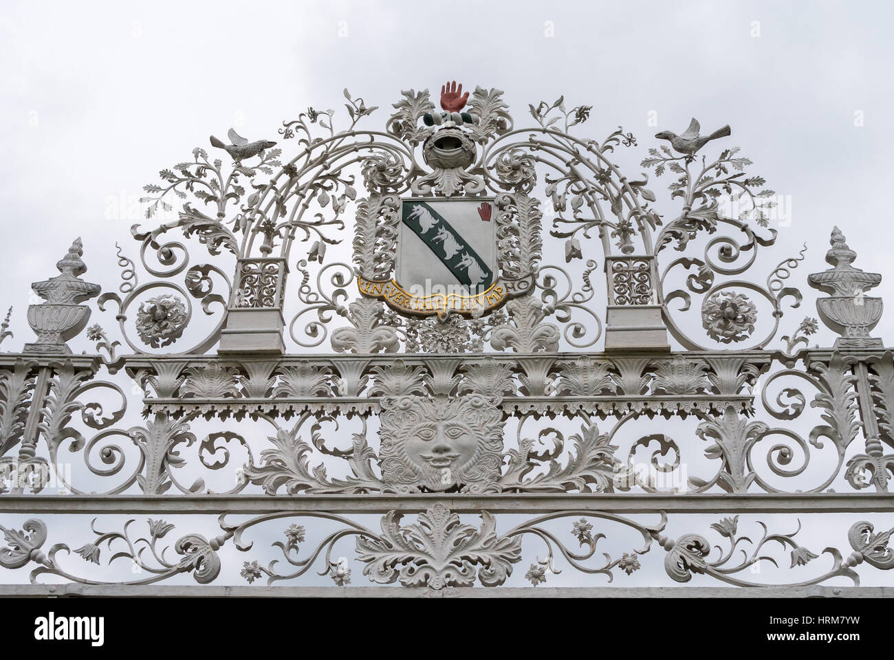 Una chiusura dello stemma sulla cancelli ornamentali a Chirk Castle Foto Stock