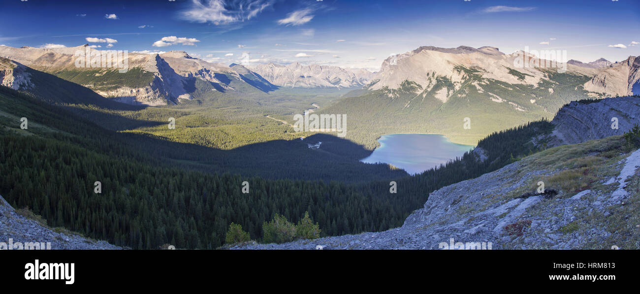 Danza delle ombre sul pavimento della valle boschiva. Sunset Pass Pinto Lake Panoramic Landscape Distant Canada Rocky Mountain Peaks Skyline Banff National Park Foto Stock