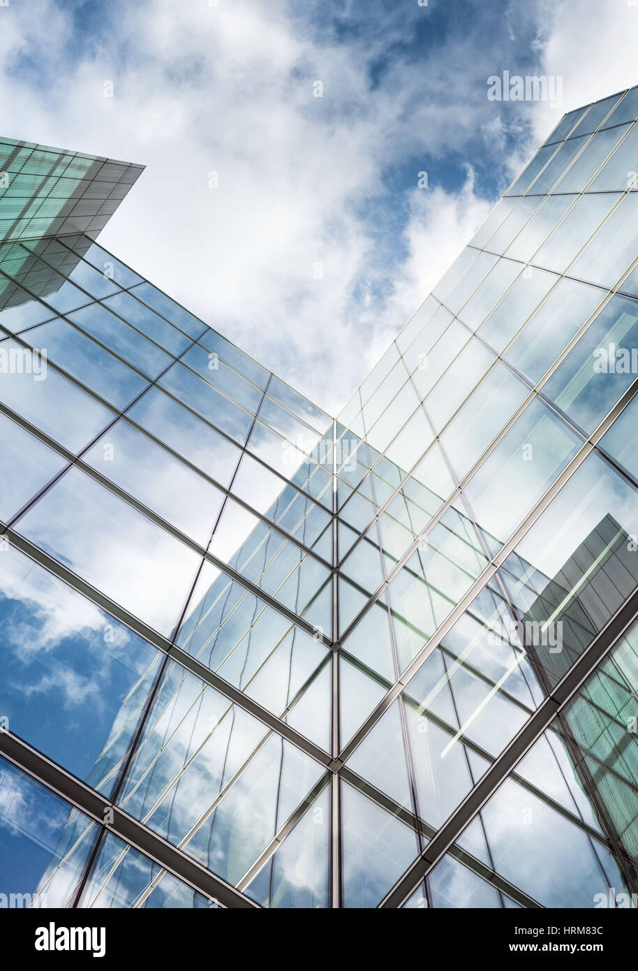 Basso angolo di vista corporate alto edificio in vetro. Southwark, Londra Foto Stock
