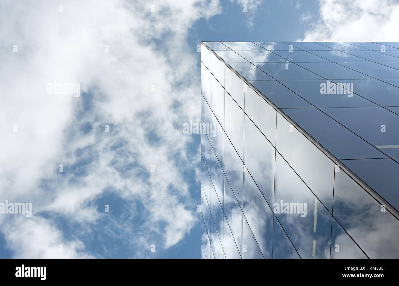 Basso angolo di vista corporate alto edificio in vetro. Southwark, Londra Foto Stock