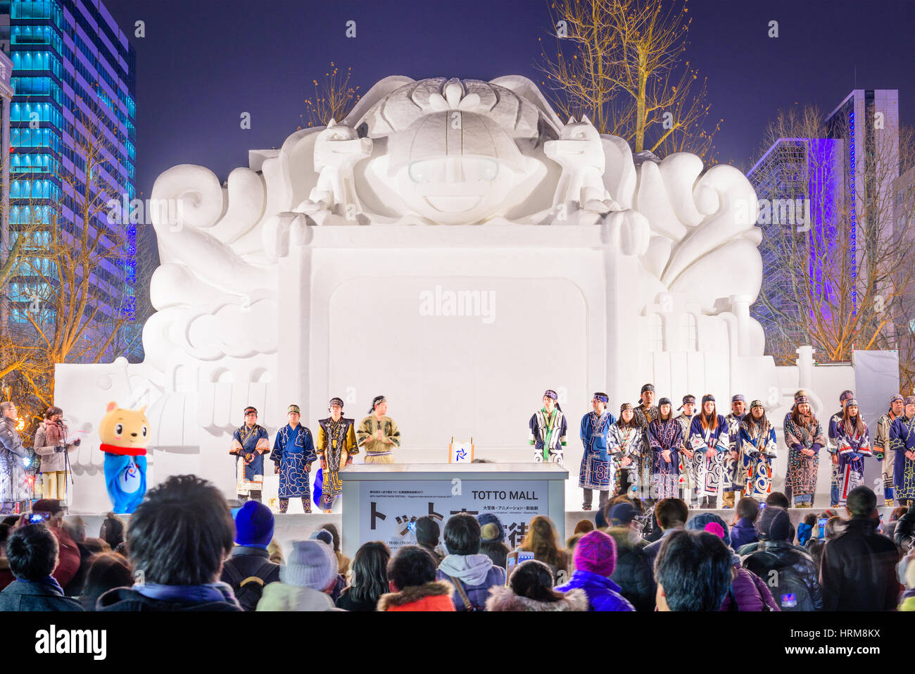 SAPPORO, Giappone - 5 febbraio 2017: interpreti vestita in un tradizionale Ainu armadio presente l'apertura di Sapporo Snow Festival. L'evento inizierà i Foto Stock