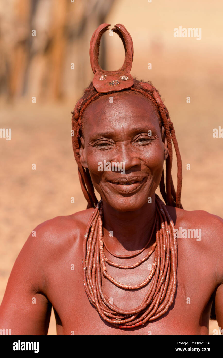 Himba madre ritratto, prese vicino al fiume Kunene, Kaokoland, Namibia. Foto Stock