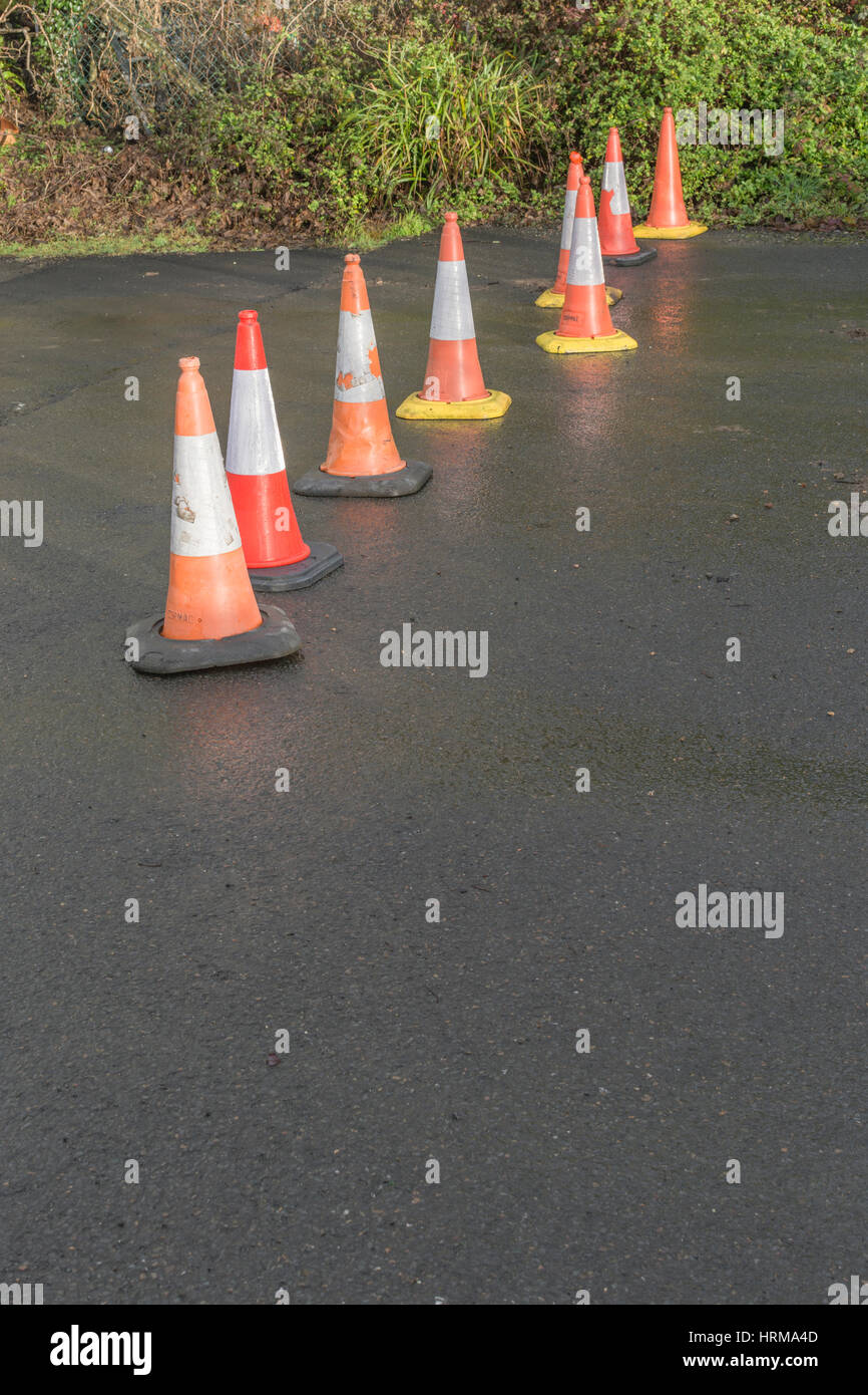 Linea di coni stradali separare una zona di accesso pedonale. Foto Stock