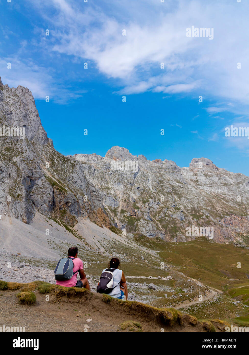 Walkers a Fuente De nel Parco Nazionale Picos de Europa in Cantabria Spagna settentrionale Foto Stock