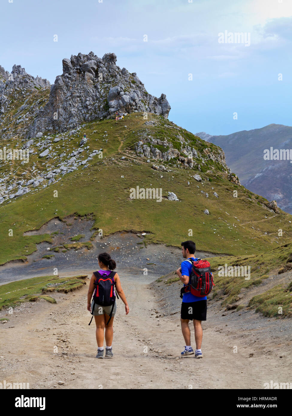 Walkers a Fuente De nel Parco Nazionale Picos de Europa in Cantabria Spagna settentrionale Foto Stock