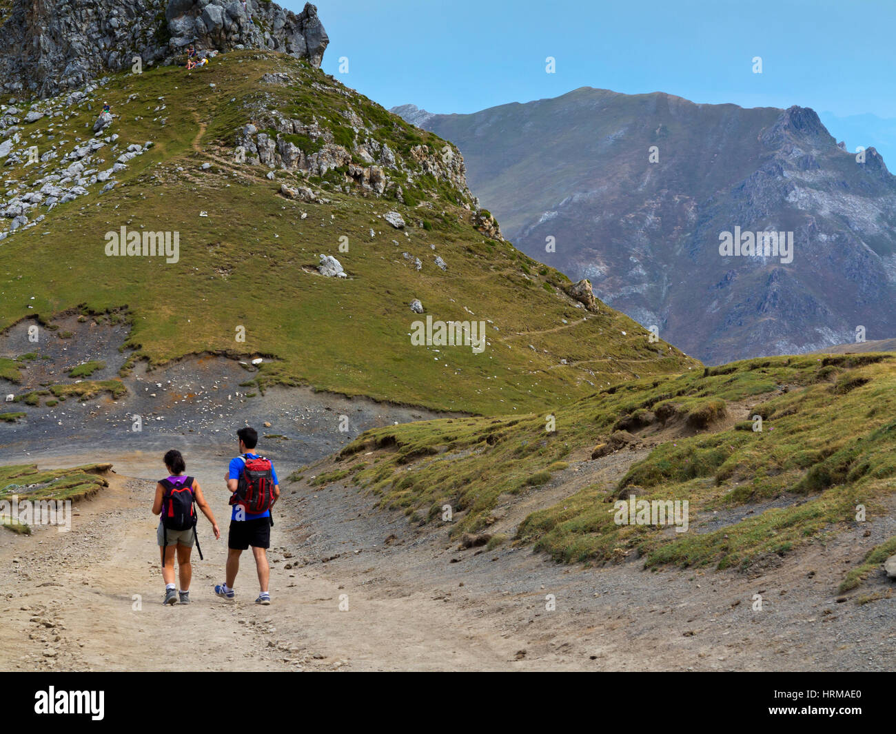 Walkers a Fuente De nel Parco Nazionale Picos de Europa in Cantabria Spagna settentrionale Foto Stock