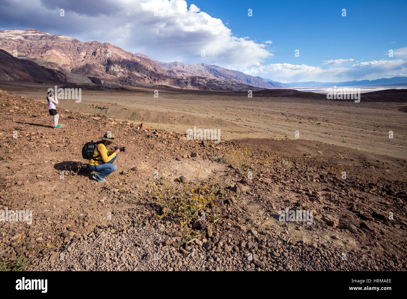 Persone, fotografo, turisti, visitatori, artista Drive, Montagna Nera, il Parco Nazionale della Valle della Morte, Death Valley, California, Stati Uniti, Nord Am Foto Stock