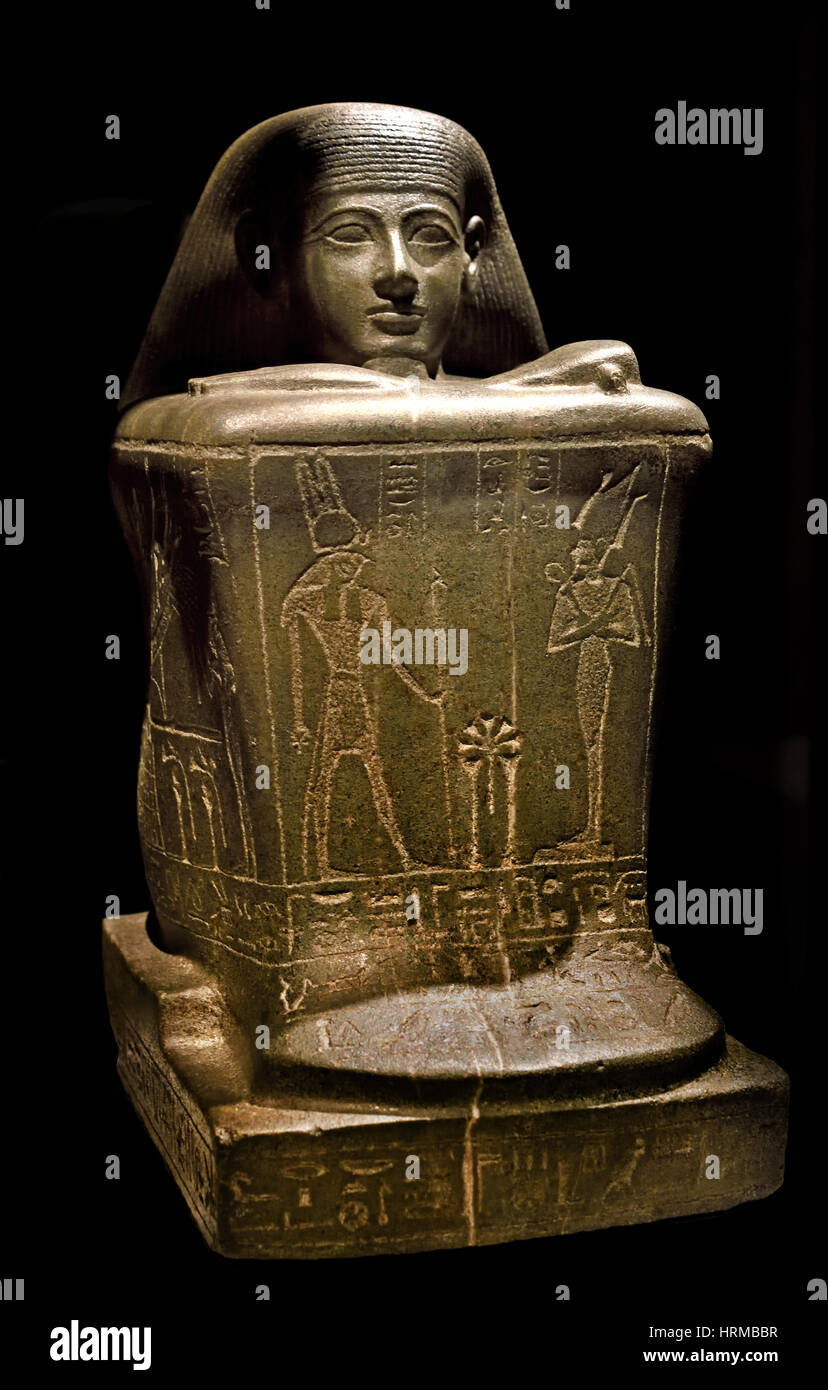 Il cubo la figura del sacerdote Amon Hor proviene da Karnak ed è stato creato intorno al 775 A.C. (xxiii dinastia). (Blocco statua di Amon sacerdote Hor) faraone con la corona di Alto e Basso Egitto è rappresentato, come pure il fantasma-intitolata dio Horus, che revenged l assassinio di suo padre Osiride e divenne un erede al trono. Foto Stock