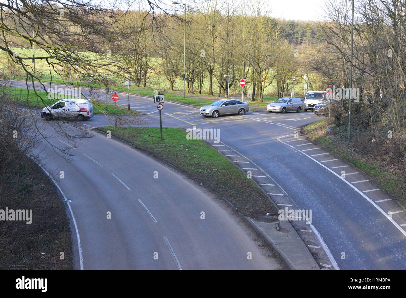 Una strada trafficata incrocio alla sommità di Reigate Hill nel Surrey in Inghilterra su un inizio di giornata di primavera. Foto Stock
