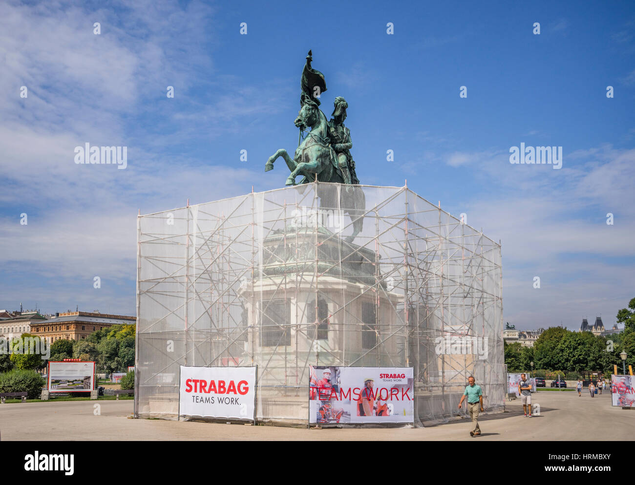 Austria, Vienna, Heldenplatz, la statua equestre di Arciduca Carlo d'Austria sotto lavori di rinnovo Foto Stock