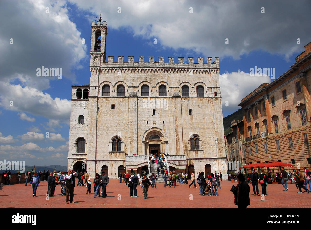 Palazzo dei Consoli (Consolato Palace), un edificio medievale simbolo di Gubbio in Umbria, visto dalla piazza principale del paese, Foto Stock