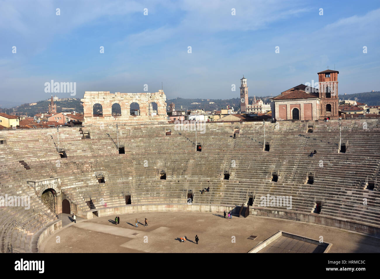 Vista panoramica della famosa Arena di Verona, un antico anfiteatro romano ancora in uso, con lo skyline della città Foto Stock