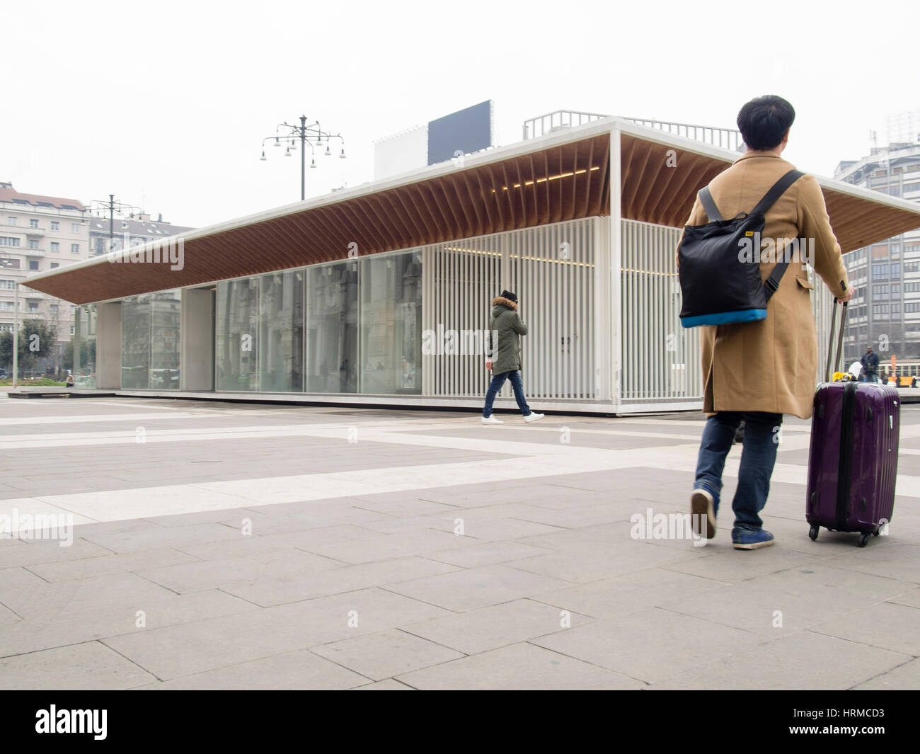 Pendolari Milando presso la Stazione Centrale di Milano durante la settimana della moda Foto Stock