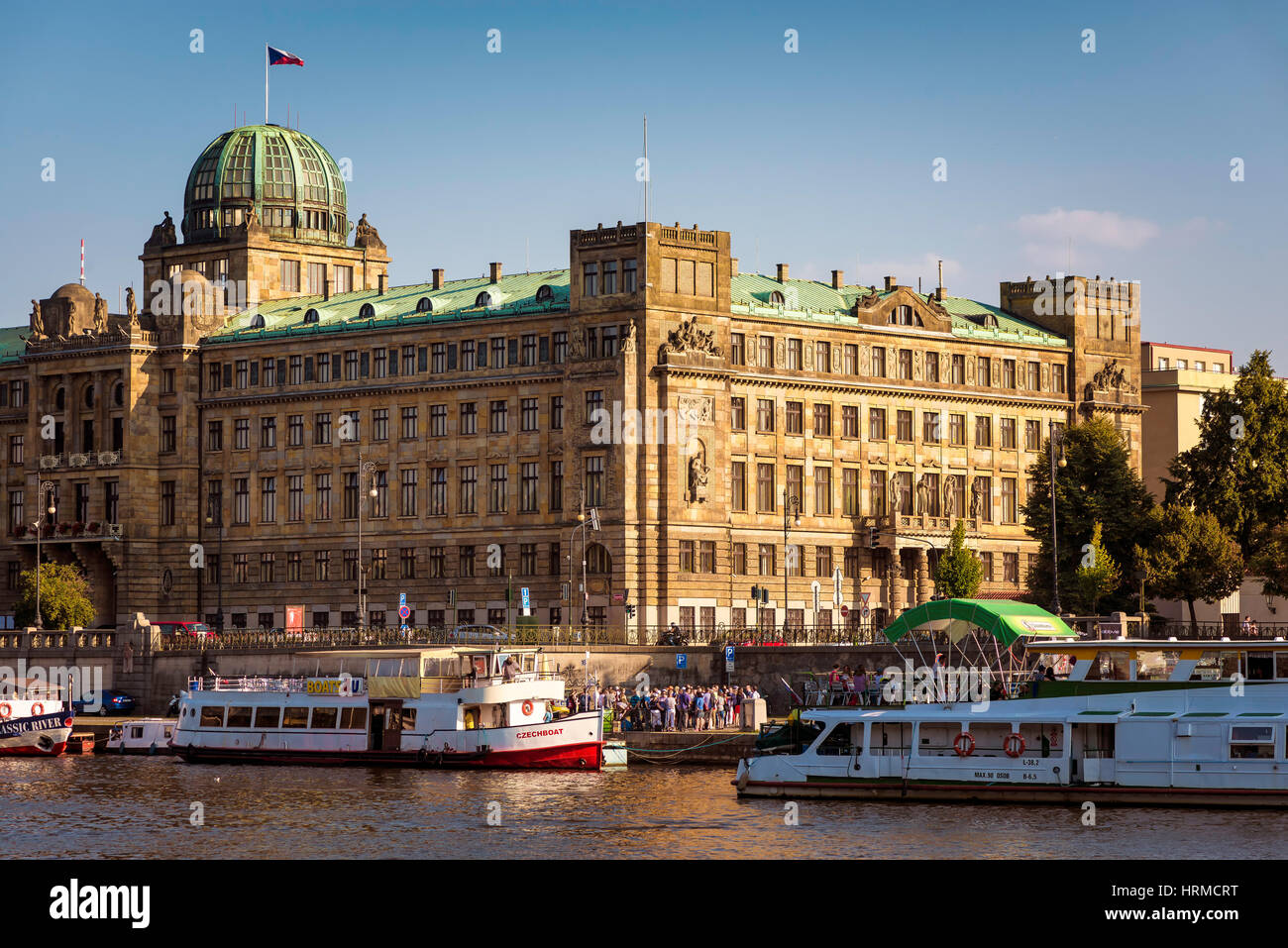 Praga, Repubblica Ceca - 09 settembre 2016: Ministero dell Industria e del commercio sulla banca del fiume Vltava Foto Stock