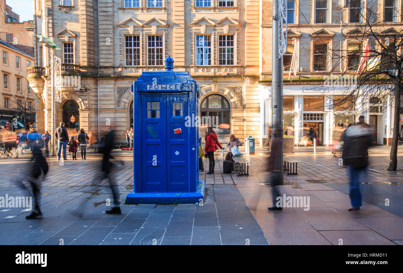 La gente camminare passato polizia sulla scatola di Buchanan Street Foto Stock