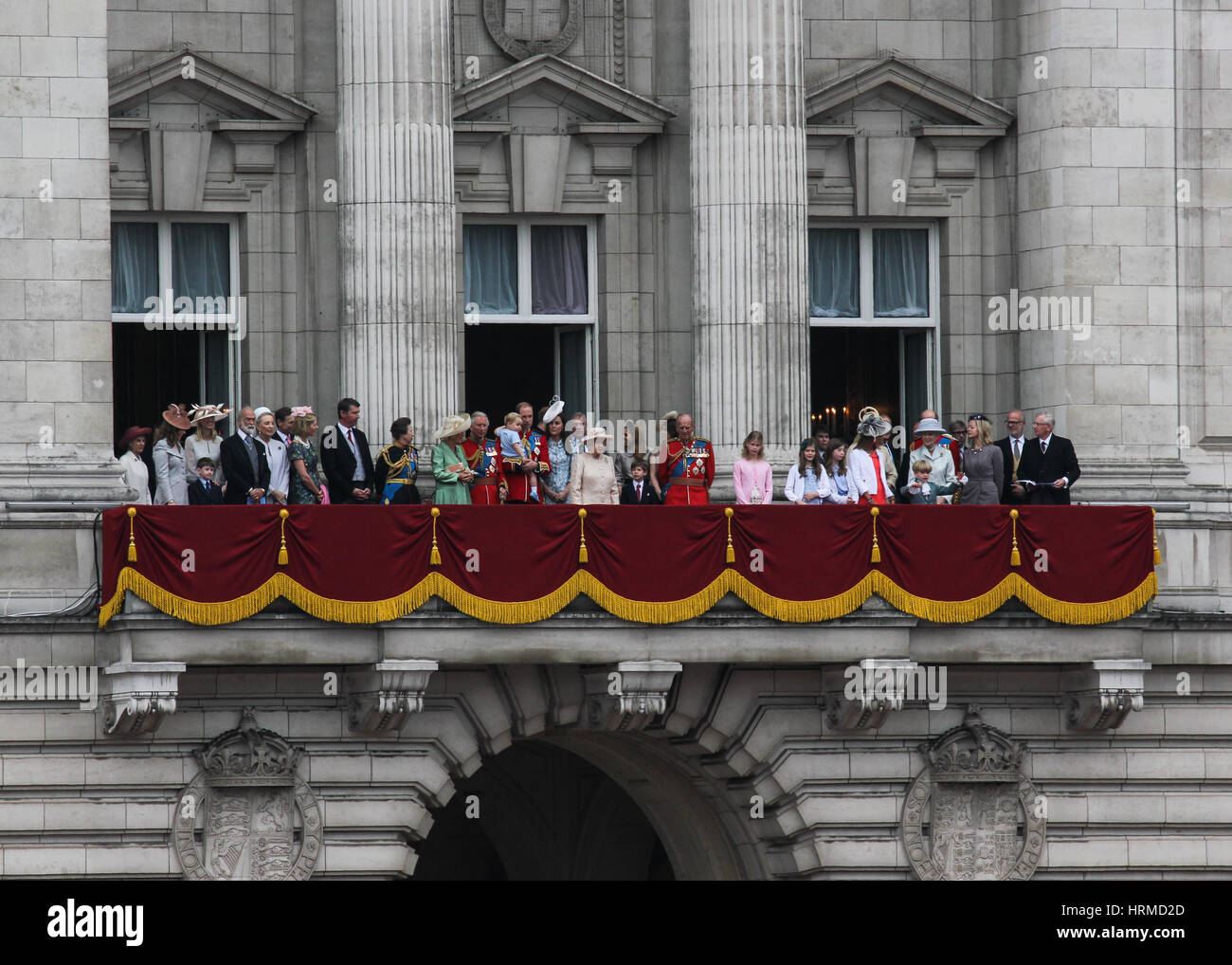 La famiglia reale tra cui Sua Maestà la Regina Elisabetta II stand sul balcone a Buckingham Palace in attesa del Queens Compleanno Flypast Foto Stock
