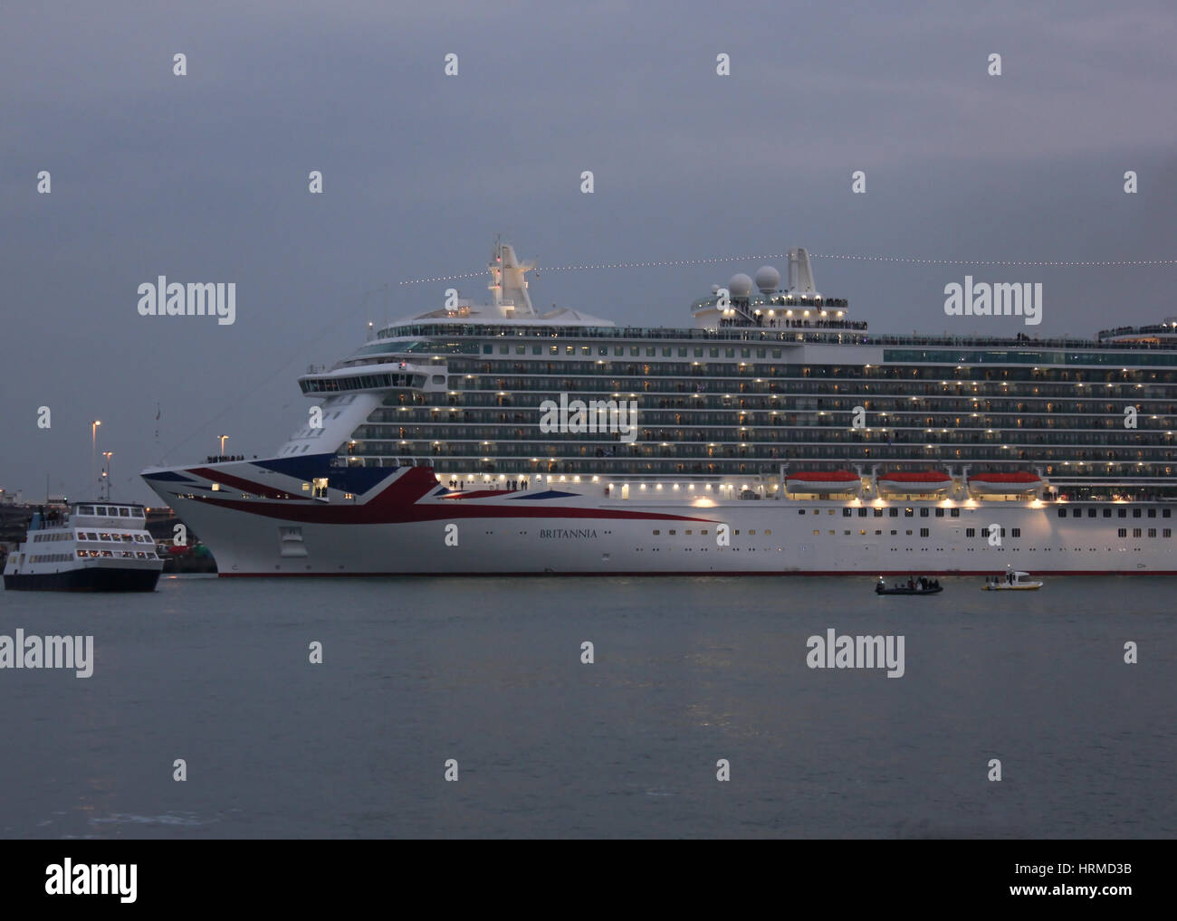 P & O Cruises Britannia uscire Southampton Foto Stock
