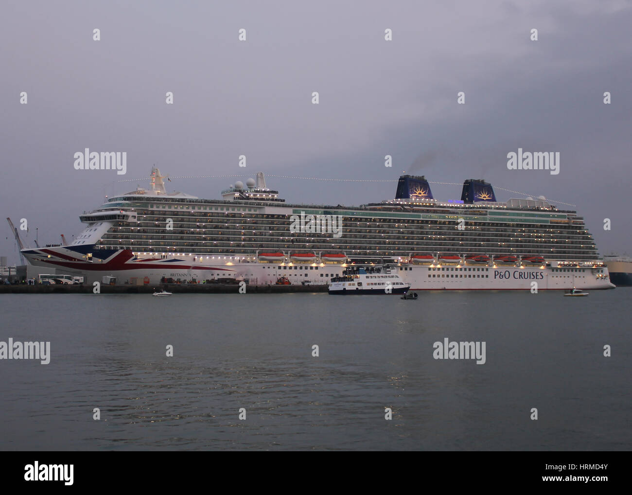 P & O Cruises Britannia uscire Southampton Foto Stock