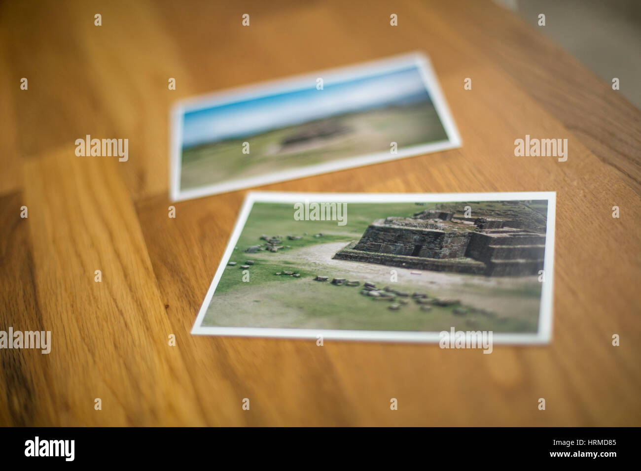 Foto di viaggio di Monte Alban, Oaxaca, Messico, giacente su di un tavolo di legno Foto Stock