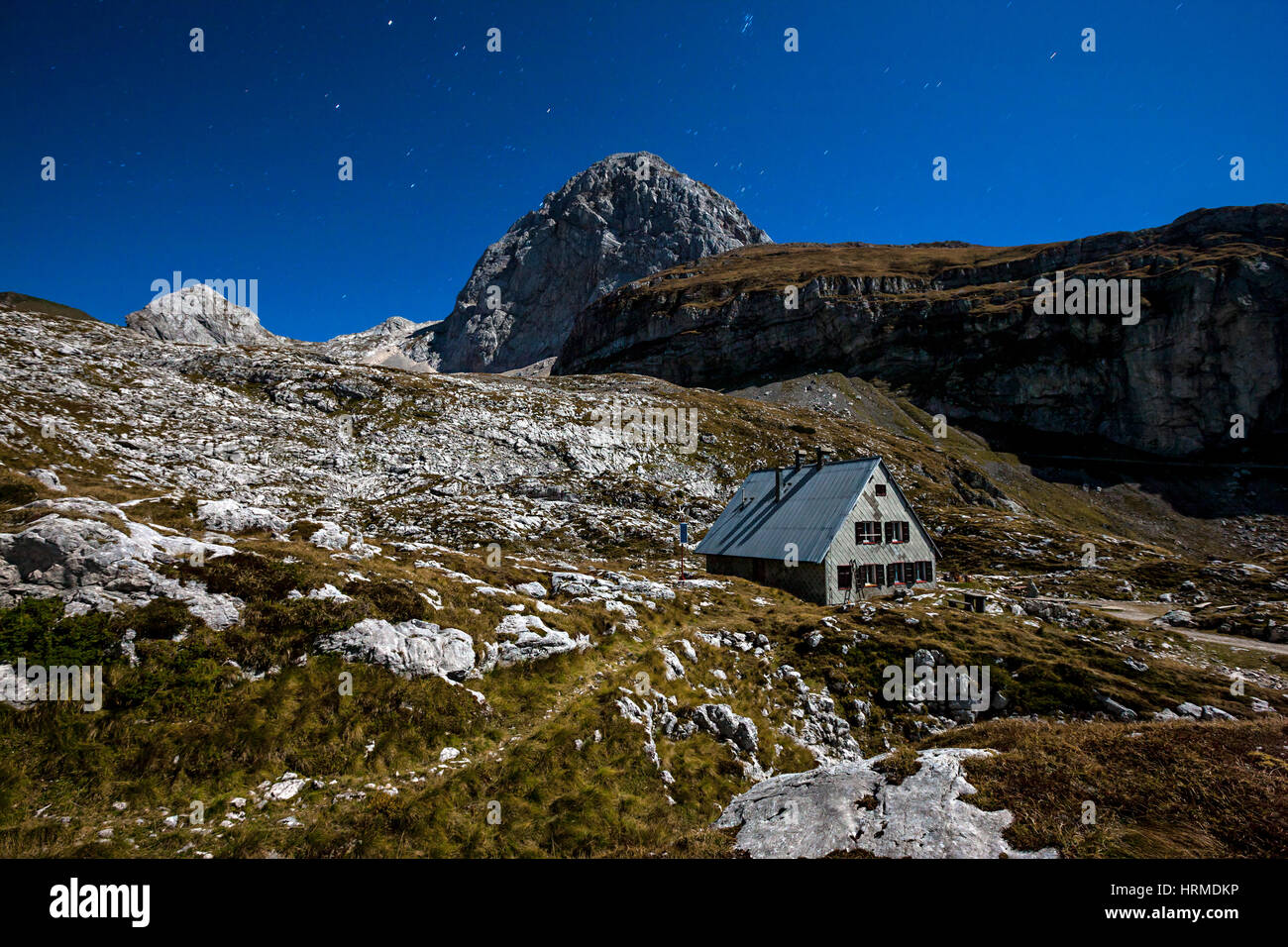 Rifugio di montagna di notte.picco Mountin Mangart in Slovenia e il confine italiano. Foto Stock