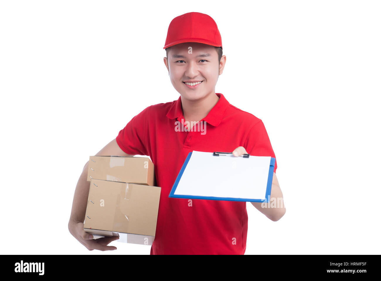Bel giovane lavoratore in t-shirt rossa e cappuccio sorridente, tenendo una cartella e di rendere note, su sfondo bianco Foto Stock