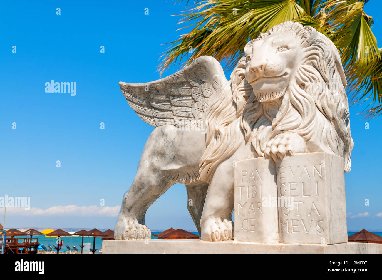 Leone alato statua a Foinikoudes promenade. Larnaca. Cipro Foto Stock