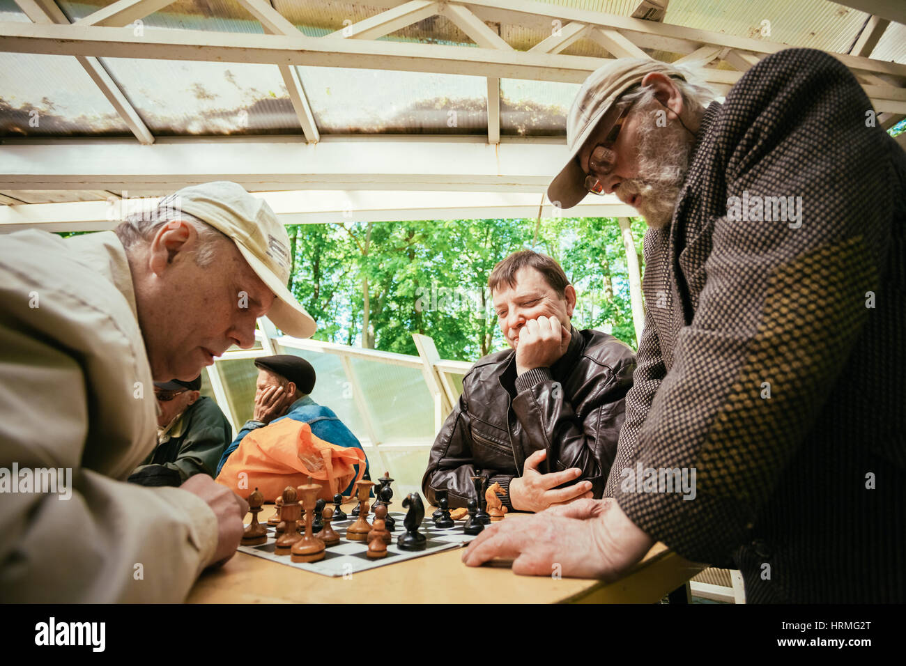 La Bielorussia, Gomel - 9 Maggio 2014: Attivo pensionati, amici di vecchia data e tempo libero, senior uomini divertirsi e giocare a scacchi al parco della città. Foto Stock