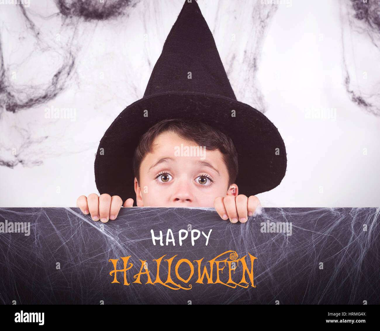 Happy halloween .bambino dissimulata in Halloween Foto Stock