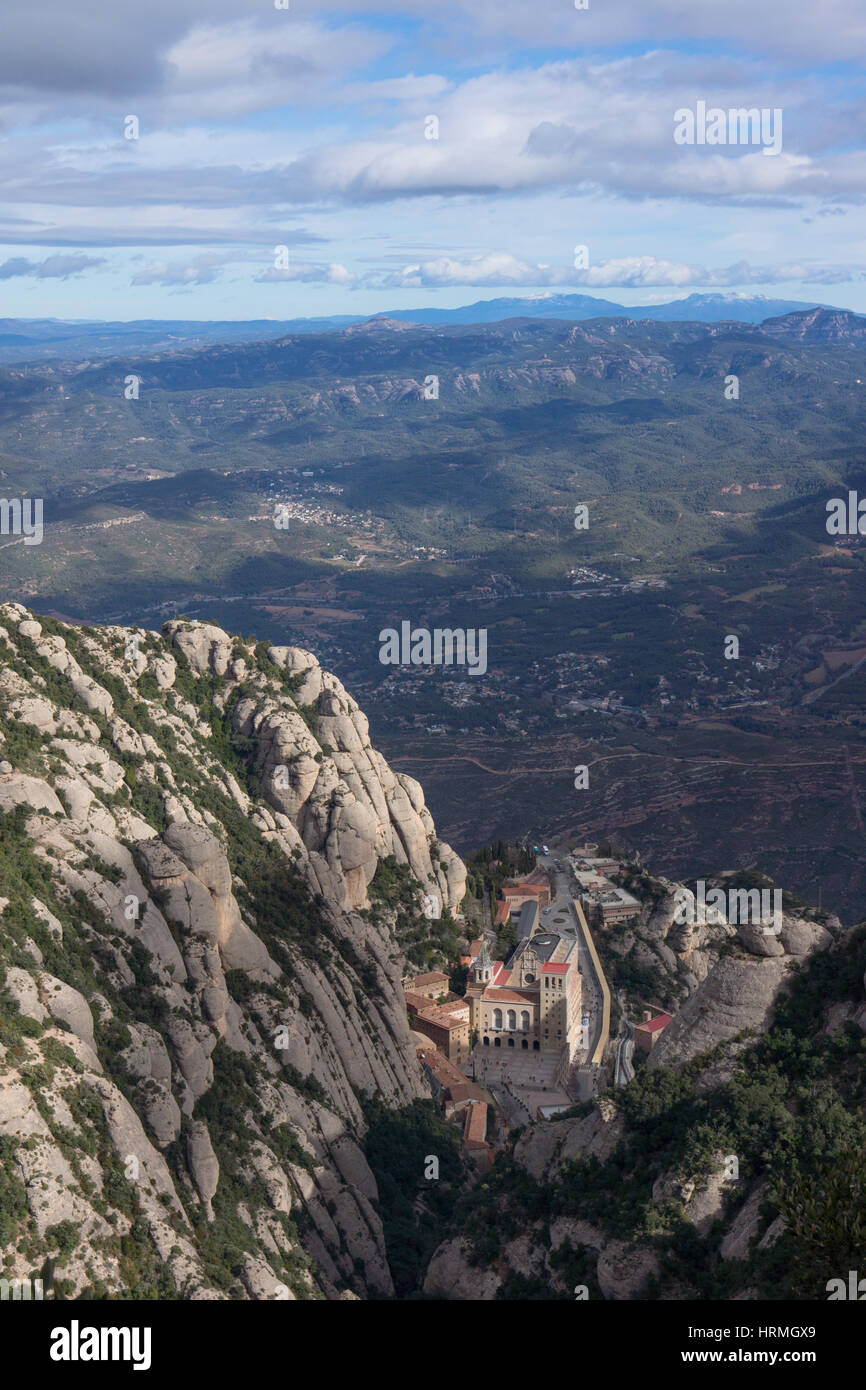 Basilica al monastero di Montserrat, Catalogna, Spagna. Abbazia benedettina di Santa Maria de Montserrat con Sant Llorenç del Munt in background. Foto Stock