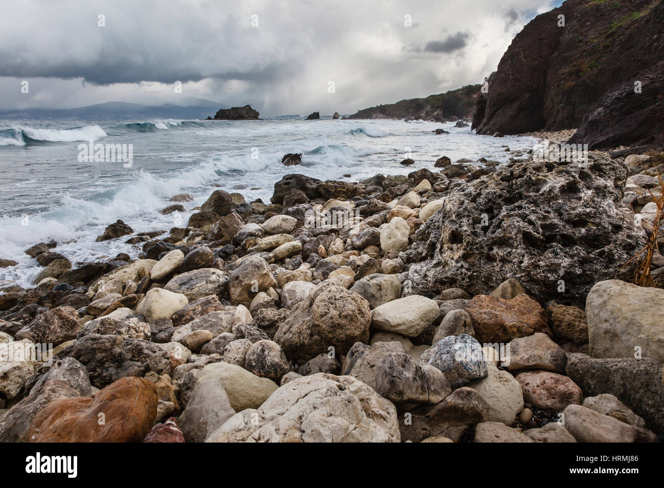 Costa rocciosa su un giorno di tempesta in inverno vicino Bagni di Afrodite, Cipro Foto Stock