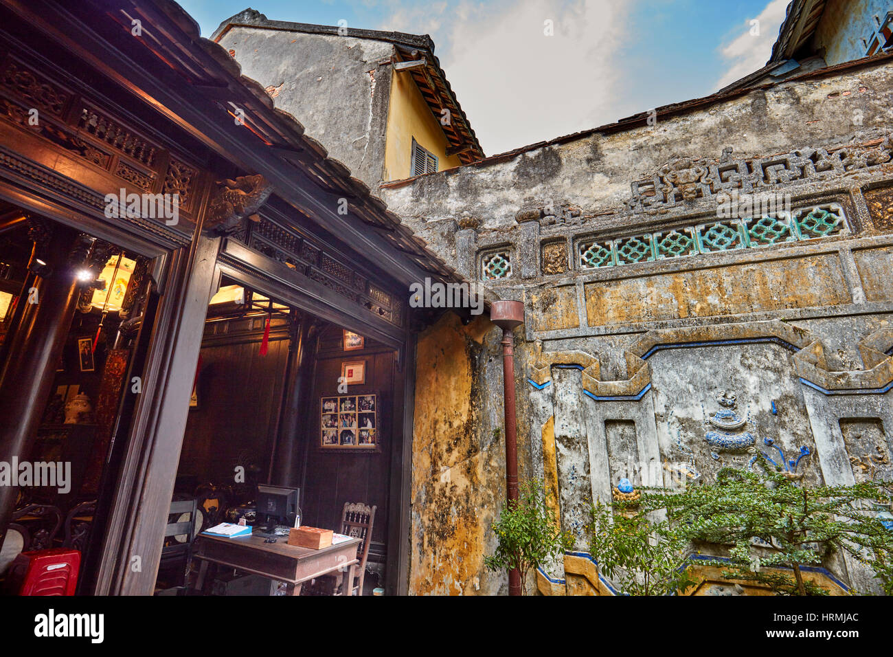 Cortile aperto nella vecchia casa di Tan Ky. Antica città di Hoi An, Quang Nam Provincia, Vietnam. Foto Stock