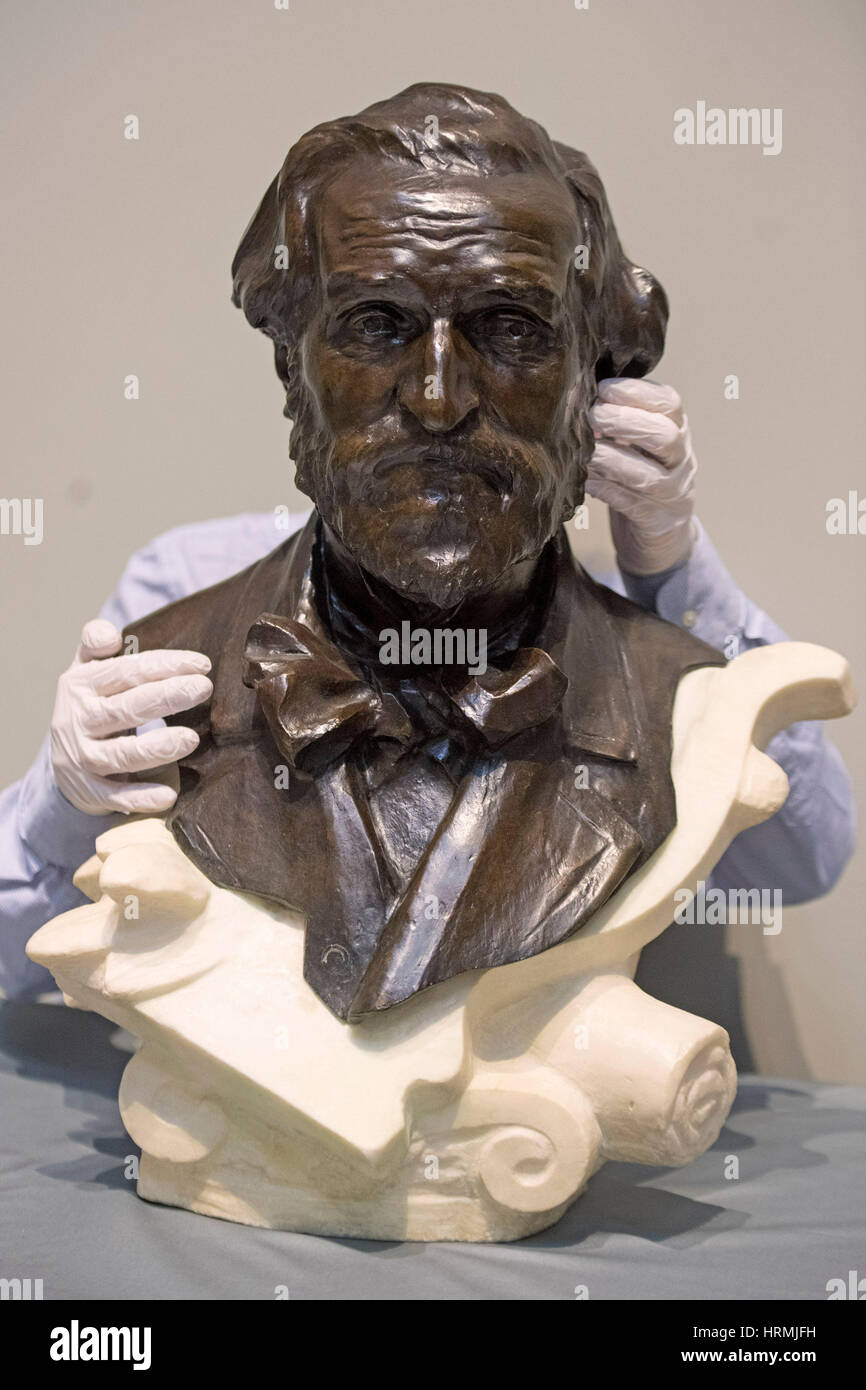 Un membro del personale regola il busto di Giuseppe Verdi di Raffaello Romanello, c.1890, durante una chiamata premere a Londra davanti al Victoria and Albert Museum di grande autunno mostra: Opera: passione, la potenza e la politica. Foto Stock