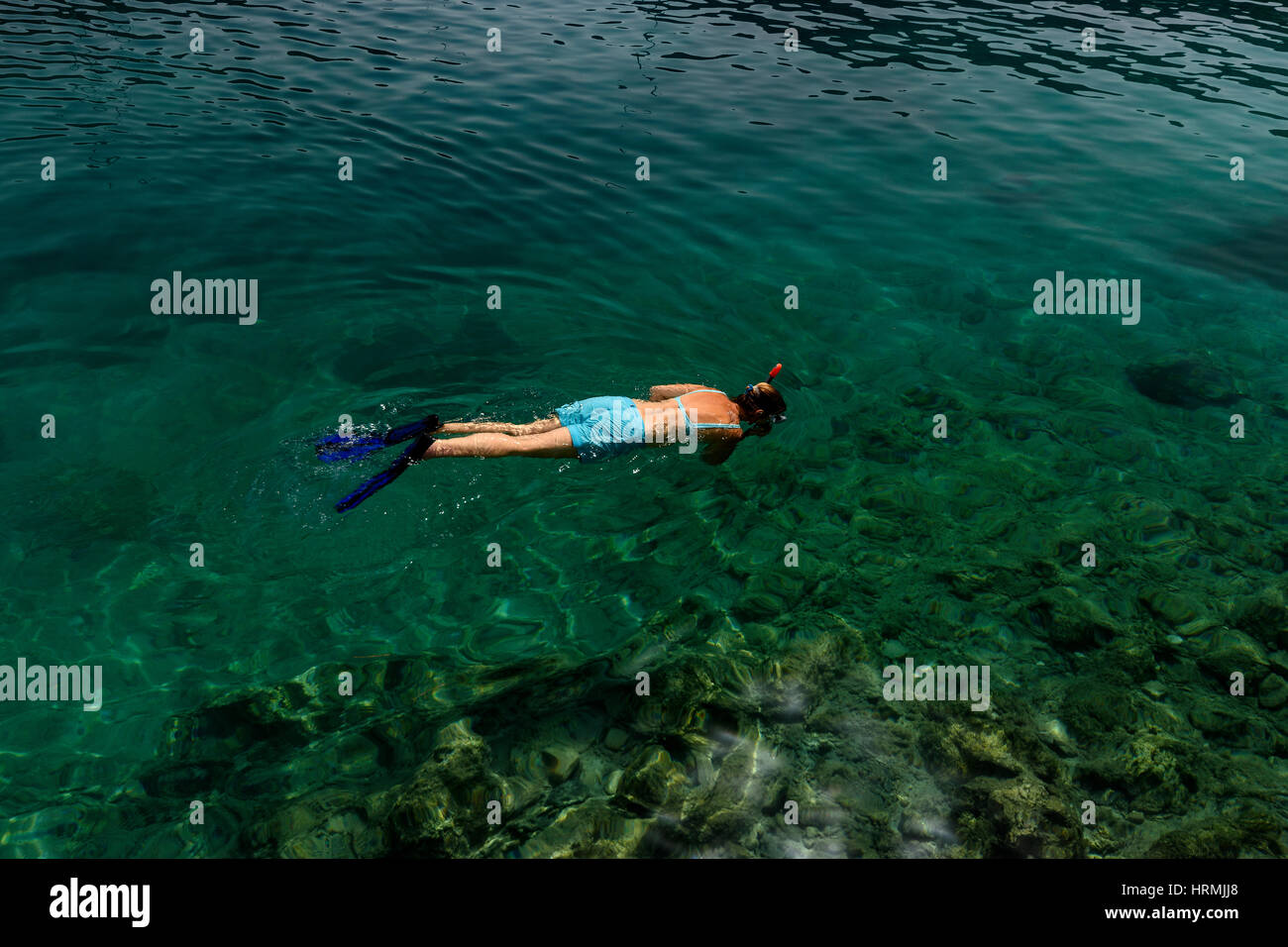 Femmina di snorkeling vicino a Mongonissi Grecia Foto Stock