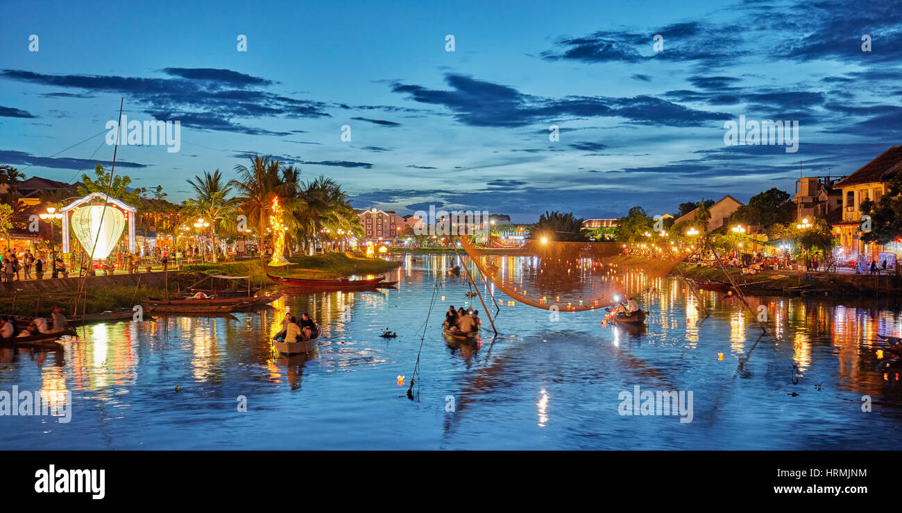 Lanterne su Thu Bon fiume al tramonto. Antica città di Hoi An, Quang Nam Provincia, Vietnam. Foto Stock
