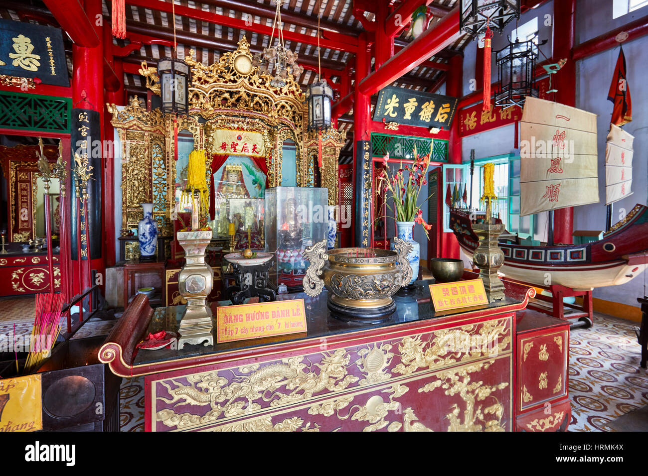 Interno del Van Hoa Le Nghia Tempio. Antica città di Hoi An, Quang Nam Provincia, Vietnam. Foto Stock