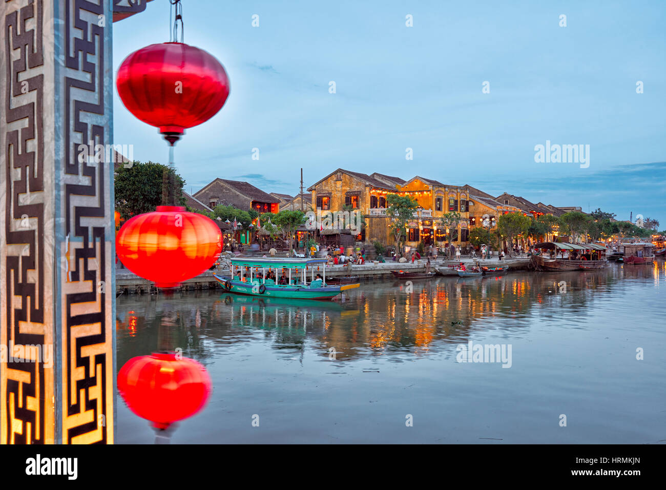 Lanterne rosse su Cau un Hoi Bridge e vista della antica città di Hoi An al crepuscolo. Hoi An, Quang Nam Provincia, Vietnam. Foto Stock