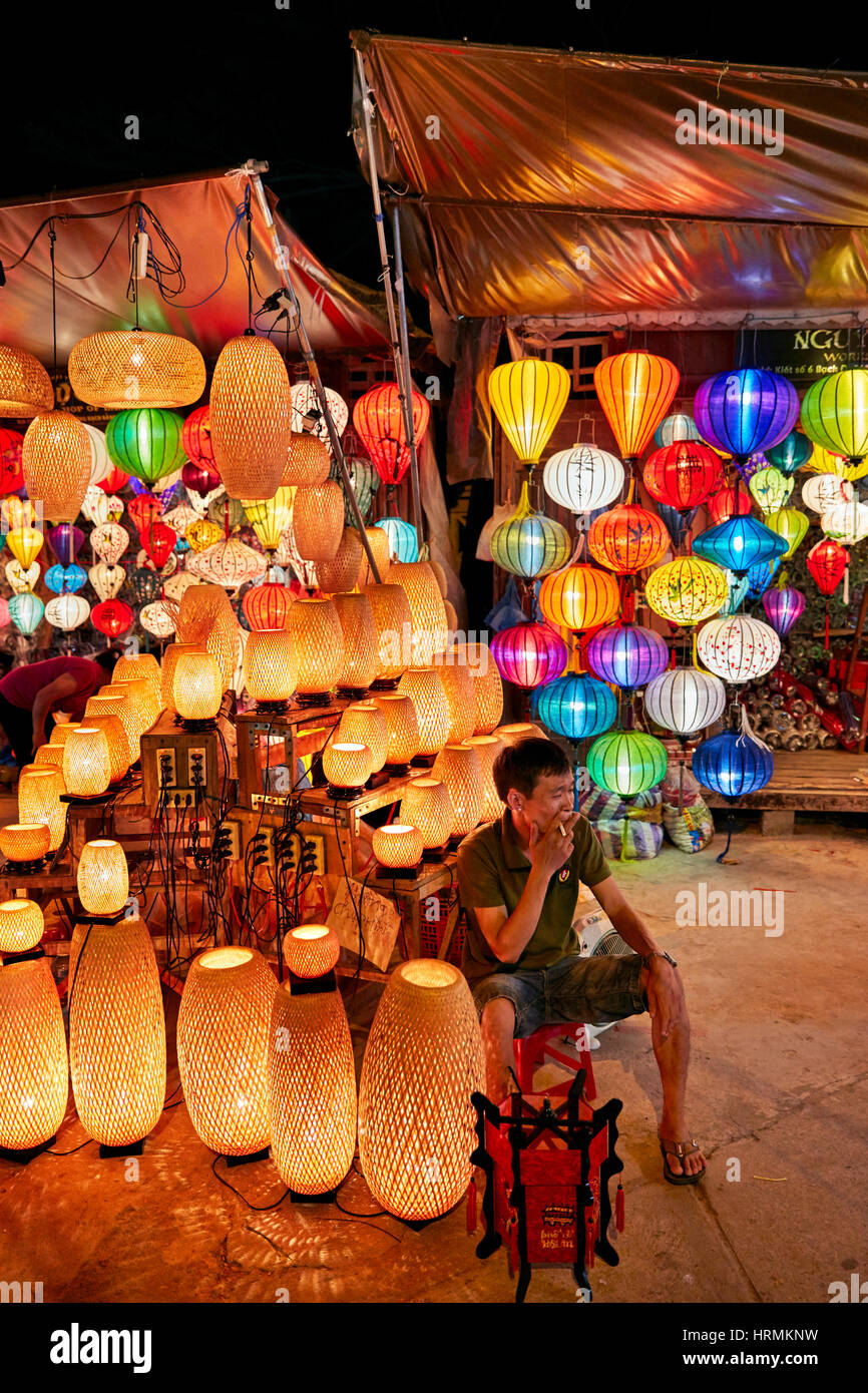 Lanterna in stallo al mercato notturno. Hoi An, Quang Nam Provincia, Vietnam. Foto Stock